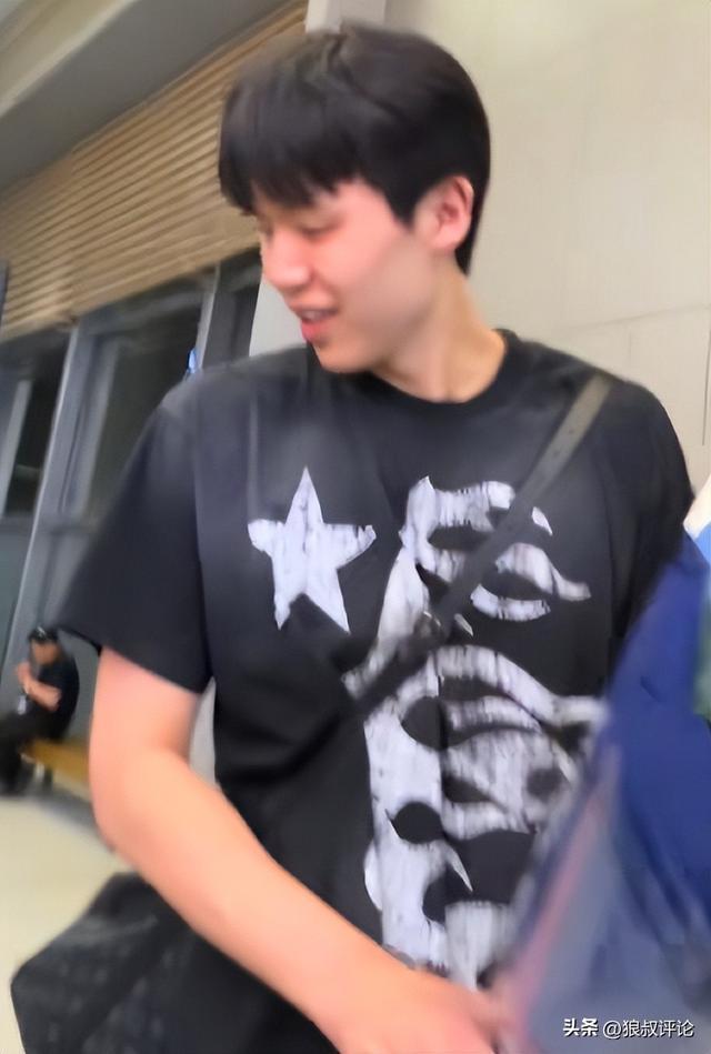 500彩票网直播官方-回国备战世预赛！杨瀚森深夜落地青岛引关注 接机小球迷获合照留念